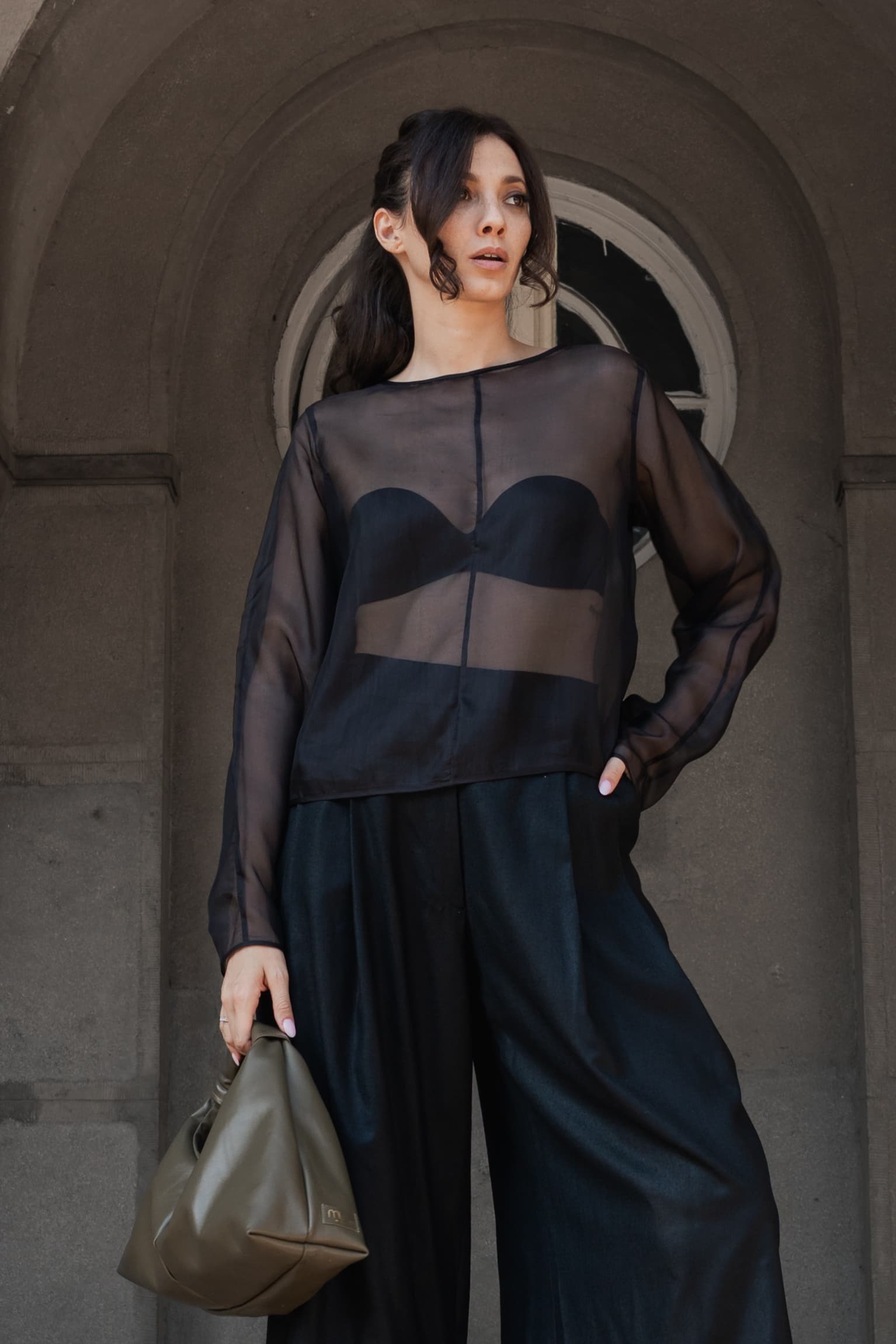 Crna svilena bluza